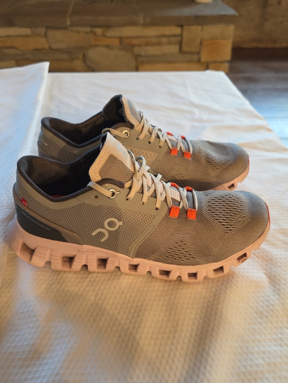 On Cloud On Running Cloud Alloy Grey Lily sneakers! 6.5